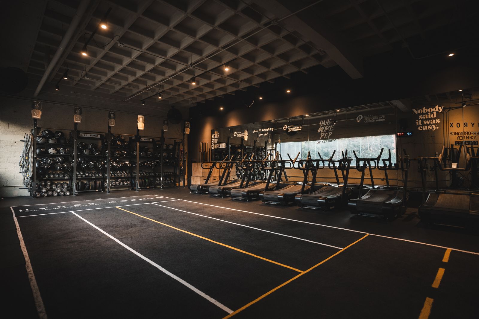 Racks y zona de pesas de un piso de entrenamiento